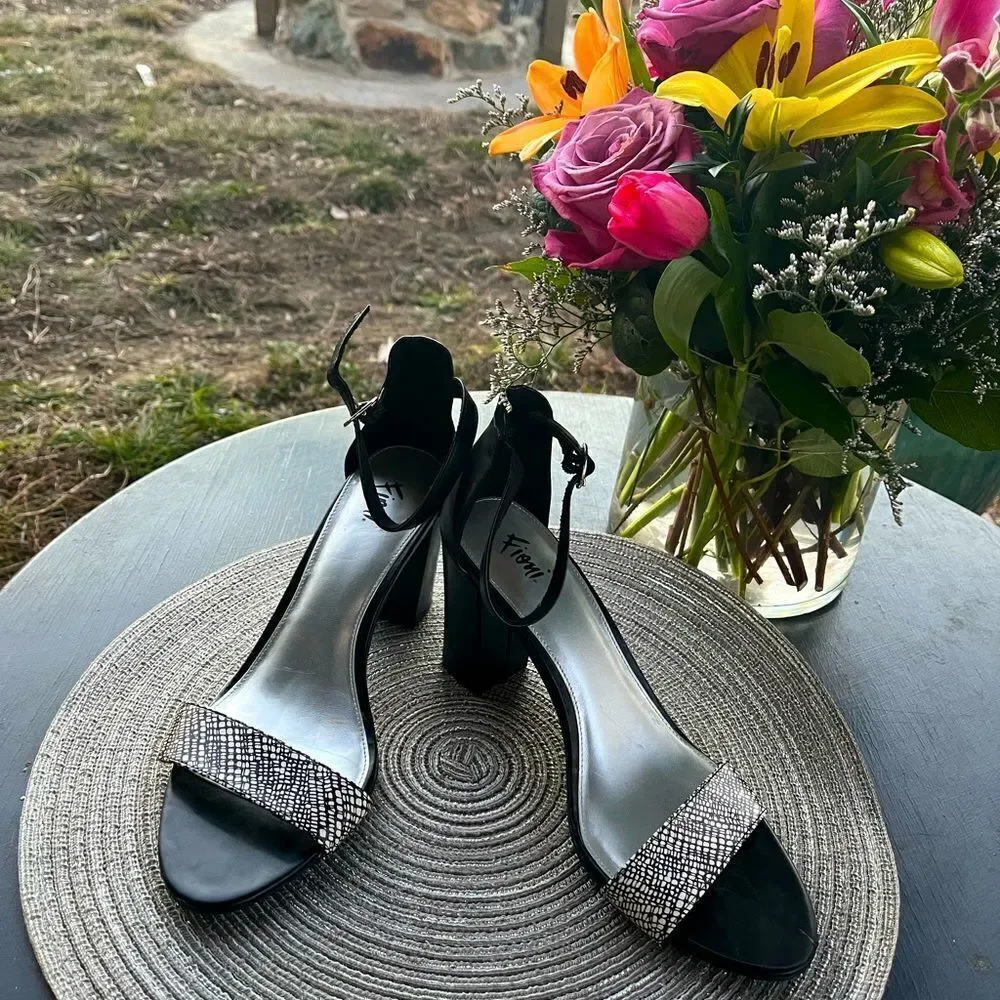 Fioni Block Heeled Sandals Black & White Strap Women’s Size 8.5